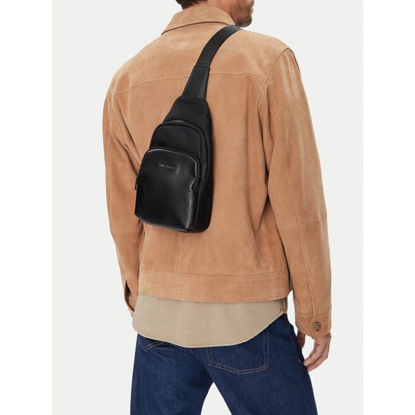 Saszetka GINO ROSSI. Czarne saszetki i nerki Gino Rossi, bez wzorów, małe, bez dodatków. Za 119.99 zł.