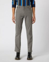 SPODNIE MĘSKIE WRANGLER TEXAS SHALE GREY W121W6125 112126237. Szare spodnie materiałowe Wrangler, l, bez wzorów, z materiału. Za 219.99 zł.