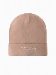 Czapka męska dzianinowa beanie z haftowanym napisem – piaskowa V6 OM-ACWH-0120 - uniwersalny. Czapki zimowe Ombre Clothing, bez wzorów, z dzianiny. W wyprzedaży za 19.99 zł.