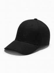 Czapka męska bejsbolówka z daszkiem i prostokątną naszywką – czarna V1 OM-ACCS-0104 - uniwersalny. Czarne czapki z daszkiem Ombre Clothing, z aplikacjami, z bawełny. Za 59.99 zł.