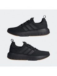 Adidas Buty "Swift Run 23" w kolorze czarnym do biegania rozmiar: 42. Czarne buty do biegania Adidas, bez wzorów, bez zapięcia, do biegania. Za 343.78 zł.