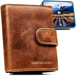 Jasnobrązowy portfel męski ze skóry naturalnej wyposażony w system RFID, zamykany zatrzaskiem - Peterson. Brązowe portfele Peterson, bez wzorów, ze skóry. Za 59.99 zł.