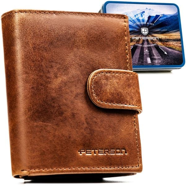 Jasnobrązowy portfel męski ze skóry naturalnej wyposażony w system RFID, zamykany zatrzaskiem - Peterson. Brązowe portfele Peterson, bez wzorów, ze skóry. Za 58.99 zł.