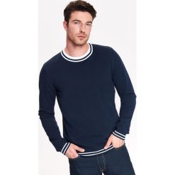 SWETER MĘSKI Z GŁADKIEJ DZIANINY Z KONTRASTOWYM DEKOLTEM. Golfy marki TOP SECRET. W wyprzedaży za 39.99 zł.