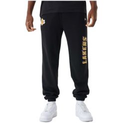 Spodnie męskie New Era NBA Team Script Jogger Los Angeles Lakers. Czarne spodnie materiałowe New Era, na co dzień, m, bez wzorów, z dresówki, casualowe. Za 267.05 zł.