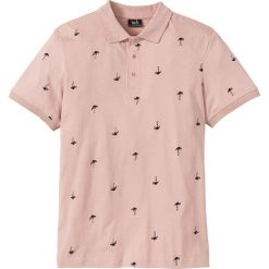 Shirt polo z małym nadrukiem Regular Fit bonprix jasnoróżowy. Koszulki polo sportowe bonprix, z nadrukiem, polo. Za 54.99 zł.