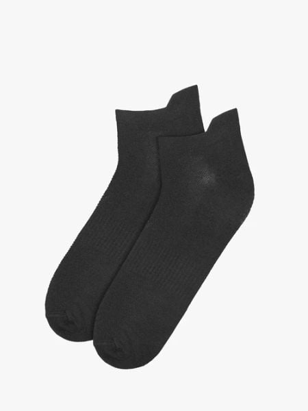 Czarne skarpety męskie. Czarne skarpety Ryłko, bez wzorów, z bawełny. W wyprzedaży za 14.99 zł.