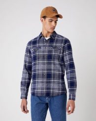 MĘSKA KOSZULA WRANGLER LS 2PKT FLAP SHIRT PATRIOT BLUE W5A52CX5H 112130046. Niebieskie koszule Wrangler, m, bez wzorów, bez kołnierzyka, bez ramiączek. Za 129.99 zł.