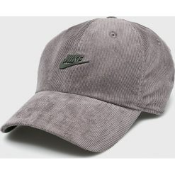 Nike Sportswear - Czapka. Czapki z daszkiem marki Nike Sportswear. W wyprzedaży za 79.90 zł.