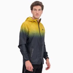 Kurtka wiatroszczelna męska do biegania i na szlak PERFORMANCE WINDBREAKER. Żółte kurtki BODYCROSS, na zimę, m, bez wzorów, z materiału, bez kaptura, do biegania. Za 739.99 zł.