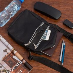 Torba na ramię męska saszetka listonoszka raportówka czarna lekka pojemna P86. Czarne torby na ramię Beltimore, bez wzorów, na ramię, bez dodatków. Za 49.90 zł.