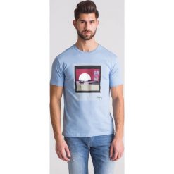 Niebieski t-shirt męski z wielokolorowym nadrukiem. T-shirty TRUSSARDI JEANS. Za 127.60 zł.