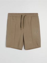 Wiskozowe szorty slim - zielony. Zielone krótkie spodenki sportowe Sinsay, l, bez wzorów, z wiskozy. W wyprzedaży za 19.99 zł.