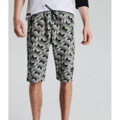 Dresowe szorty z nadrukiem all over - Szary. Krótkie spodenki sportowe marki Cropp. Za 69.99 zł.