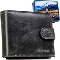 Skórzany portfel męski w czarnym kolorze, wyposażony w system RFID i zamykany zatrzaskiem - Peterson. Czarne portfele Peterson, bez wzorów, ze skóry. Za 79.99 zł.