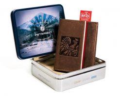 Portfel skórzany Peterson motyw patriotyczny PTN 303P-02 brązowy. Brązowe portfele Peterson, bez wzorów, ze skóry. Za 104.00 zł.
