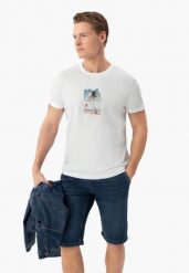 T-shirt z wakacyjnym printem T-CHILMOON. Białe t-shirty Volcano, l, bez wzorów, z bawełny, bez kołnierzyka, bez ramiączek. Za 59.99 zł.