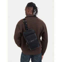 Saszetka MICHAEL Michael Kors. Czarne saszetki i nerki MICHAEL Michael Kors, bez wzorów. Za 1,349.00 zł.