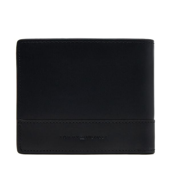 Portfel Tommy Hilfiger. Czarne portfele Tommy Hilfiger, bez wzorów. Za 284.99 zł.