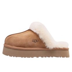 Buty do chodzenia dla dorosłych UGG Disquette Slipper Chestnut. Brązowe buty sportowe casual UGG, bez wzorów, ze skóry, bez zapięcia. Za 419.00 zł.