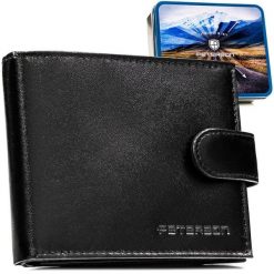 Portfel męski ze skóry naturalnej w czarnym kolorze zamykany na zatrzask, w zestawie z brelokiem - Peterson. Czarne portfele Peterson, bez wzorów, ze skóry. Za 99.99 zł.