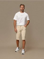 Szorty jeansowe jogger - beżowy. Brązowe krótkie spodenki sportowe Sinsay, l, bez wzorów, z jeansu. W wyprzedaży za 35.99 zł.