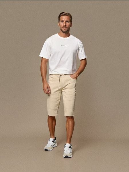 Szorty jeansowe jogger - beżowy. Brązowe krótkie spodenki sportowe Sinsay, l, bez wzorów, z jeansu. W wyprzedaży za 35.99 zł.