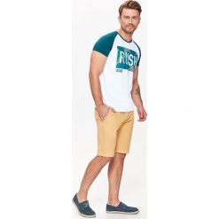 T-SHIRT MĘSKI Z NADRUKIEM. Bluzki z długim rękawem marki TOP SECRET. W wyprzedaży za 19.99 zł.