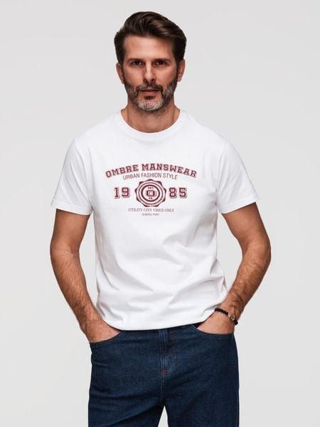 Bawełniany męski t-shirt z nadrukiem w stylu college – biały V1 - Rozmiar: M. Białe t-shirty Ombre Clothing, m, z aplikacjami, z bawełny, bez kołnierzyka, bez ramiączek. Za 119.99 zł.