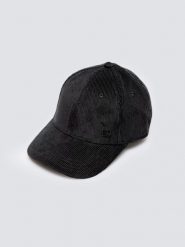 Czapka z daszkiem sztruksowa czarna cordi 906. Czarne czapki z daszkiem BIG STAR, bez wzorów, prążkowane. W wyprzedaży za 39.99 zł.