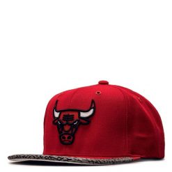 Czapka z daszkiem Mitchell & Ness Snapback Chicago Bulls 6HSSMM19505-CBUSCWH. Czerwone czapki z daszkiem Mitchell & Ness, bez wzorów. Za 149.00 zł.