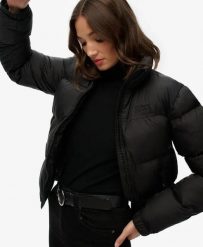 Superdry Czarna pikowana kurtka – Slim, wodoodporna, ocieplana. Czarne kurtki Superdry, bez wzorów, z nylonu, bez kaptura. Za 485.30 zł.
