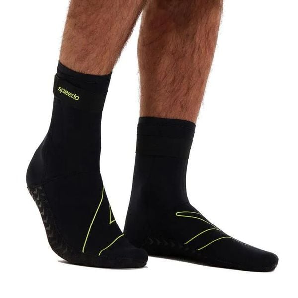 Skarpetki sportowe do pływania skarpety ocieplane Speedo Swim Socks. Czarne skarpetki sportowe Speedo, bez wzorów. Za 179.99 zł.