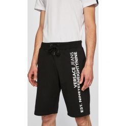 Versace Jeans - Szorty sportowe. Czarne krótkie spodenki sportowe Versace Jeans, l, bez wzorów, z bawełny. W wyprzedaży za 319.90 zł.