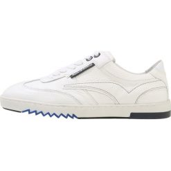 Floris van Bommel ZAGGI Sneakersy niskie white. Buty sportowe casual marki Floris van Bommel. W wyprzedaży za 493.35 zł.