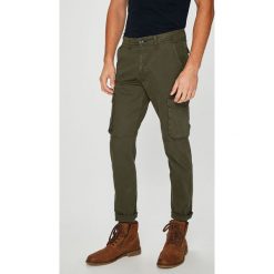 Wrangler - Spodnie. Spodnie materiałowe marki Wrangler. W wyprzedaży za 259.90 zł.