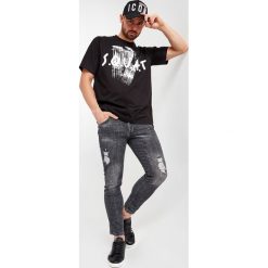 T-shirt DSQUARED2. Białe t-shirty Dsquared2, m, bez wzorów, bez kołnierzyka, bez ramiączek. W wyprzedaży za 647.40 zł.
