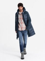 Pikowana długa męska kurtka z dużymi kieszeniami – granatowa V4 OM-JALJ-0165 - XXL. Niebieskie kurtki Ombre Clothing, l, z aplikacjami, z materiału, z kapturem. W wyprzedaży za 299.99 zł.