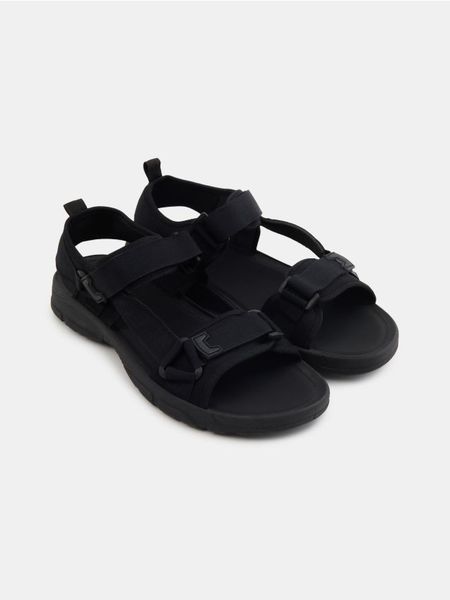 Sandały - czarny. Czarne sandały Sinsay, bez zapięcia. Za 49.99 zł.