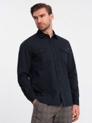 Koszula męska bawełniana REGULAR FIT z kieszeniami zapinanymi na guziki - granatowa V3 OM-SHCS-0146 - S. Niebieskie koszule Ombre Clothing, m, bez wzorów, z bawełny, bez kołnierzyka, bez ramiączek. W wyprzedaży za 69.99 zł.