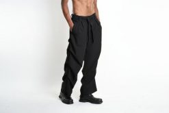 La Haine Inside Us Spodnie | 3R M1229 | Mężczyzna | Czarny. Czarne spodnie materiałowe La Haine Inside Us, na co dzień, m, bez wzorów, z elastanu, eleganckie, długie. W wyprzedaży za 579.00 zł.