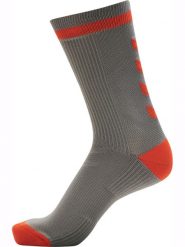 Skarpety średniej długości Hummel Elite Indoor. Czarne skarpetki sportowe Hummel, bez wzorów, z elastanu. Za 77.90 zł.