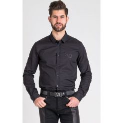 KOSZULA VERSACE JEANS. Czarne koszule Versace Jeans, m, bez wzorów, z jeansu, bez kołnierzyka, bez ramiączek. Za 383.00 zł.