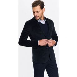 MARYNARKA MĘSKA Z WELURU O DOPASOWANYM KROJU. Garnitury TOP SECRET, m, bez wzorów, z weluru. W wyprzedaży za 119.99 zł.
