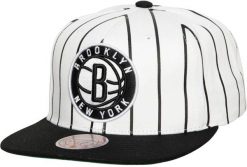 Mitchell & Ness NBA Retro Brooklyn Nets czarno-biała czapka snapback. Czarne czapki z daszkiem Mitchell & Ness, bez wzorów, z bawełny. Za 171.99 zł.