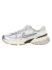 Nike Sneakersy "V2K Run" w kolorze srebrno-białym rozmiar: 47. Białe buty do biegania Nike, bez wzorów, bez zapięcia. Za 268.55 zł.