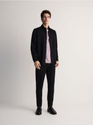 Gładka koszula slim fit z wiskozą - czarny. Czarne koszule Reserved, l, bez wzorów, z dzianiny, bez kołnierzyka, bez ramiączek. W wyprzedaży za 69.99 zł.