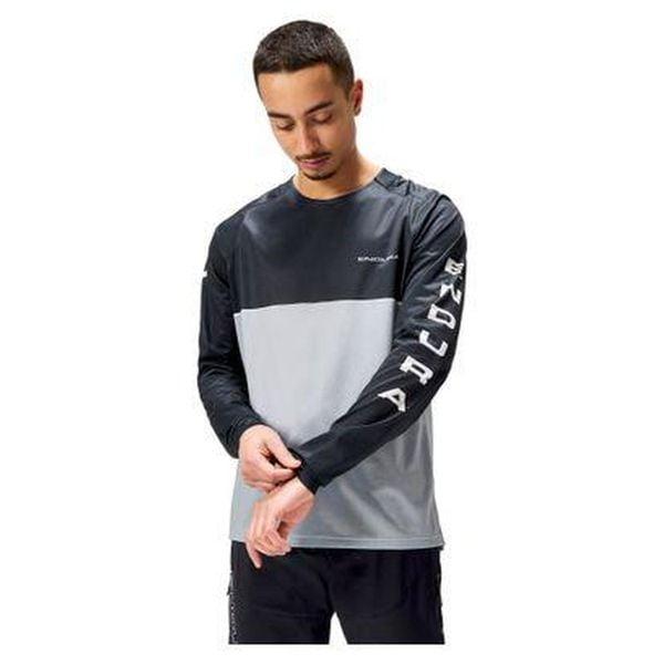 Longsleeve rowerowy męski Endura Core Printed. Czarne bluzy ENDURA, m, bez wzorów, bez kaptura. W wyprzedaży za 189.99 zł.