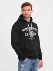 Bluza męska kangurka z kapturem i nadrukiem w stylu college – czarna V3 OM-SSPS-0143 - XXL. Czarne bluzy Ombre Clothing, l, bez wzorów, z bawełny, z kapturem. W wyprzedaży za 99.99 zł.