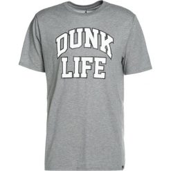 Jordan RISE BASKETBALL VERBIAGE TEE Tshirt z nadrukiem carbon heather/white. T-shirty sportowe marki Jordan. W wyprzedaży za 126.65 zł.